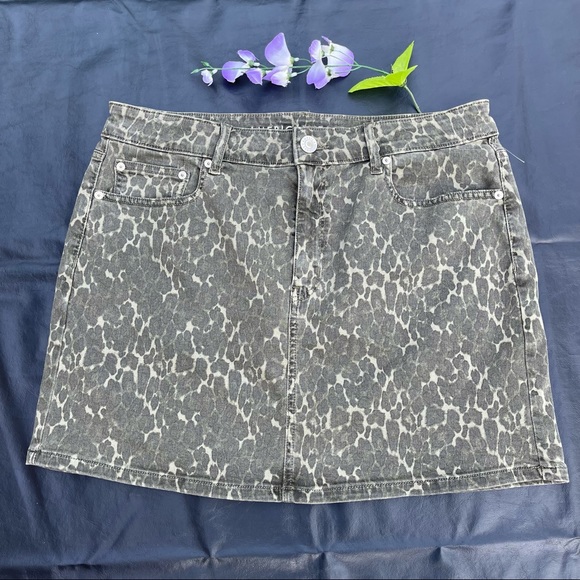 green camo skirt American Eagle Hi-Rise Mini Size 16  new without tags. - Picture 1 of 7